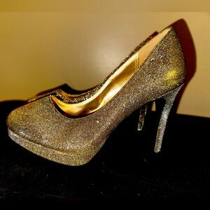 SPARKLE & SHINE as you dance the night away … sz 6.5 pumps